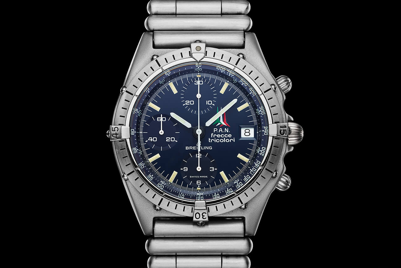 百年靈 Chronomat B01 42 Frecce Tricolori 限量版，藍(lán)色表盤(pán)和同色計(jì)時(shí)盤(pán)