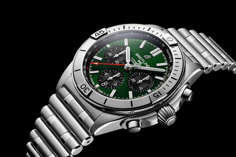 百年靈 Chronomat B01 42 Bentley 配備綠色表盤(pán)和黑色對(duì)比色計(jì)時(shí)盤(pán)