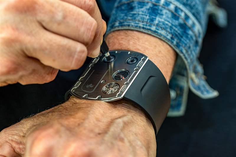親身體驗(yàn)佩戴世界上最薄的手表 Richard Mille RM UP-01 的感覺(jué)-復(fù)刻表