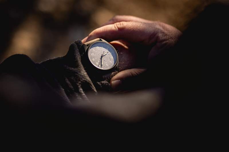 推出全新漢密爾頓卡其野戰(zhàn)系列鈦金屬自動腕表，演繹經(jīng)典設計-復刻表