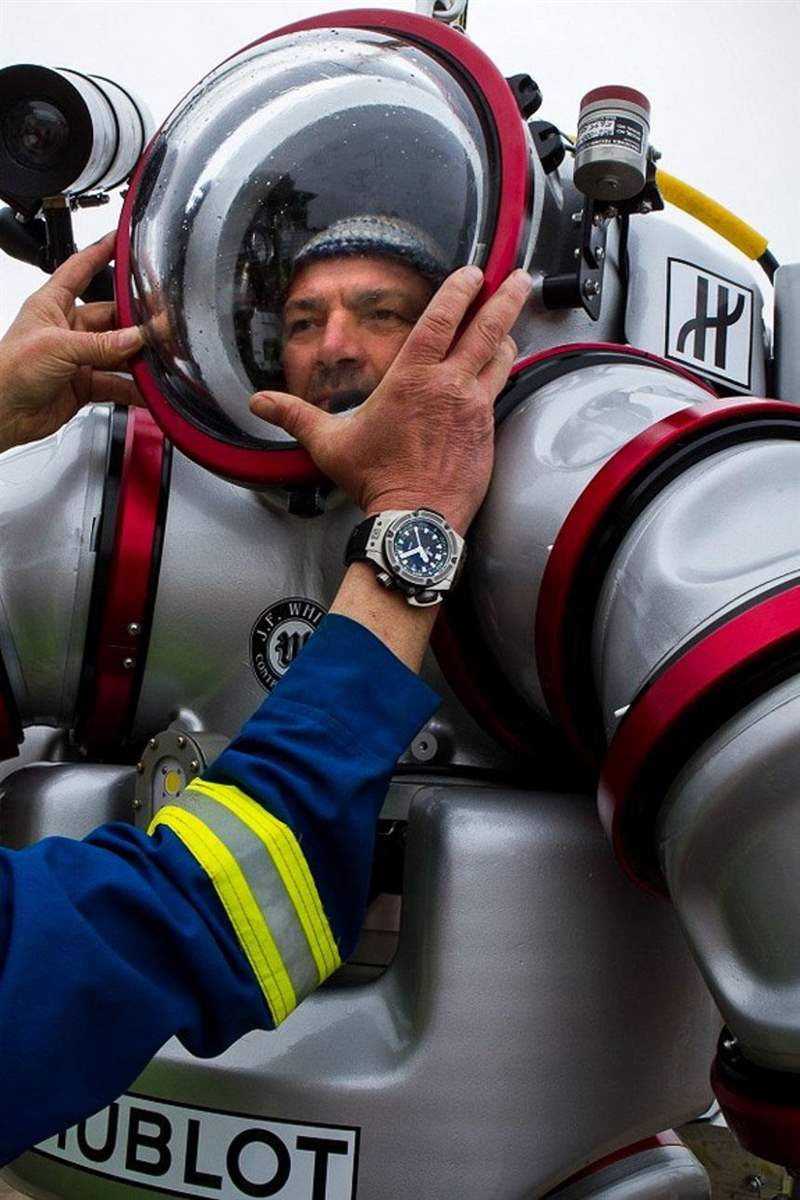 宇舶贊助Exosuit潛水服可穿戴潛水艇-復(fù)刻表