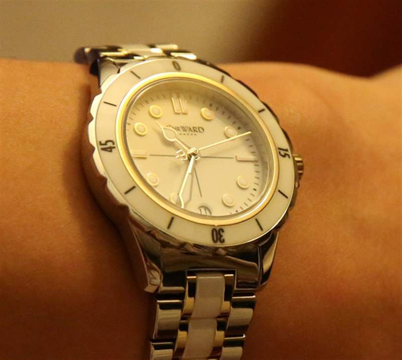 克里斯托弗沃德W60珊瑚女士手表評論-復(fù)刻表