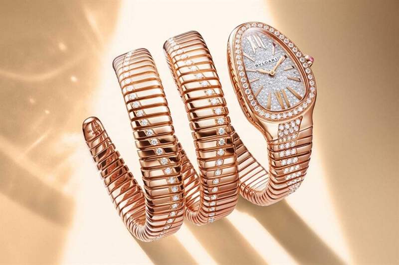BVLGARI Serpenti Tubogas Infinity呈現(xiàn)出活靈活現(xiàn)的靈蛇曲線(xiàn)