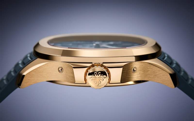 表冠兩側有隱藏式按把可以快調各項日歷顯示。 (PATEK PHILIPPE) 不讓PP金鷹系列專美百達翡麗運動手表Aquanaut首度迎來年歷功能-復刻表